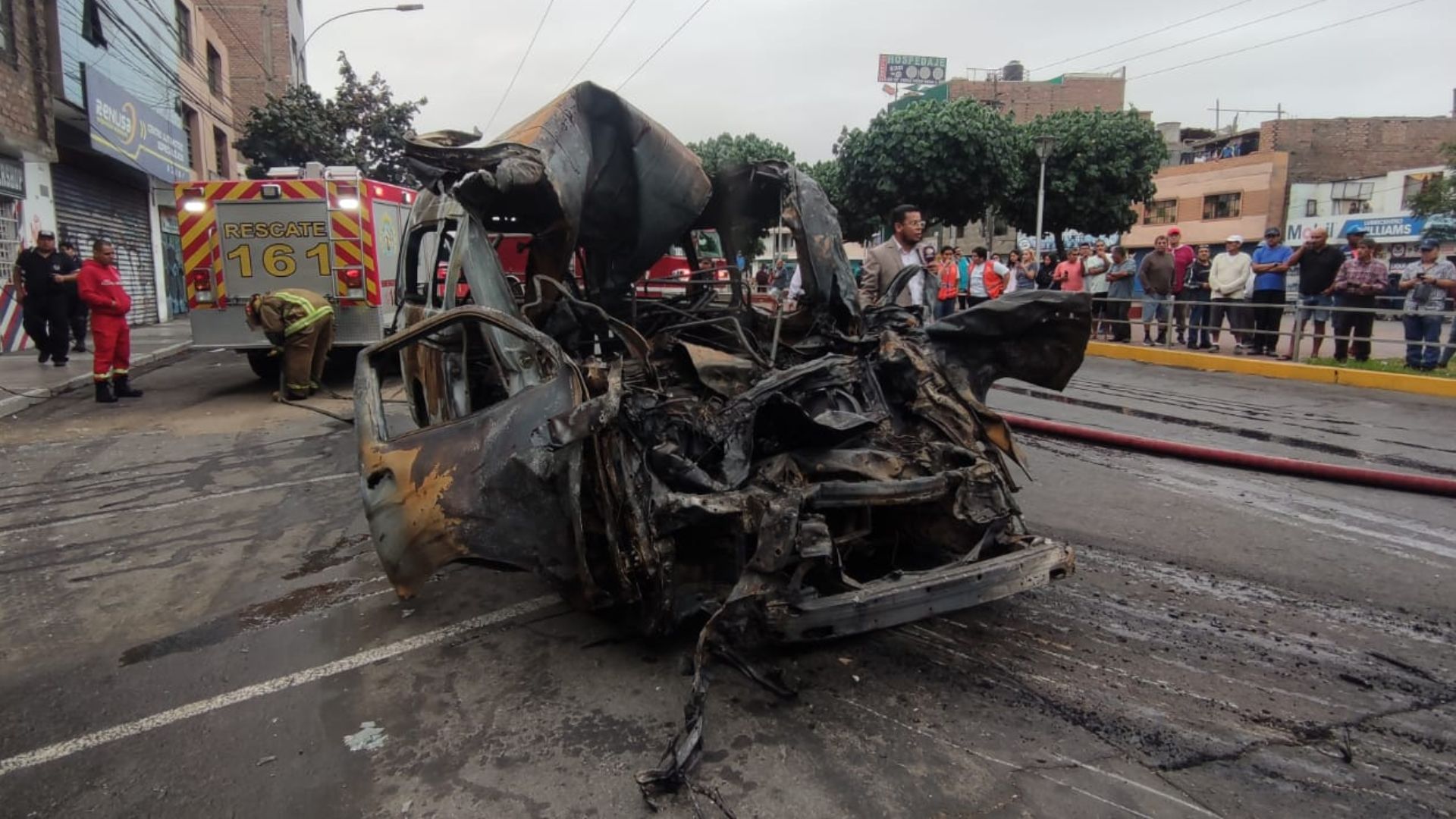 Choque de combi y tráiler genera explosión que deja al menos 8 heridos