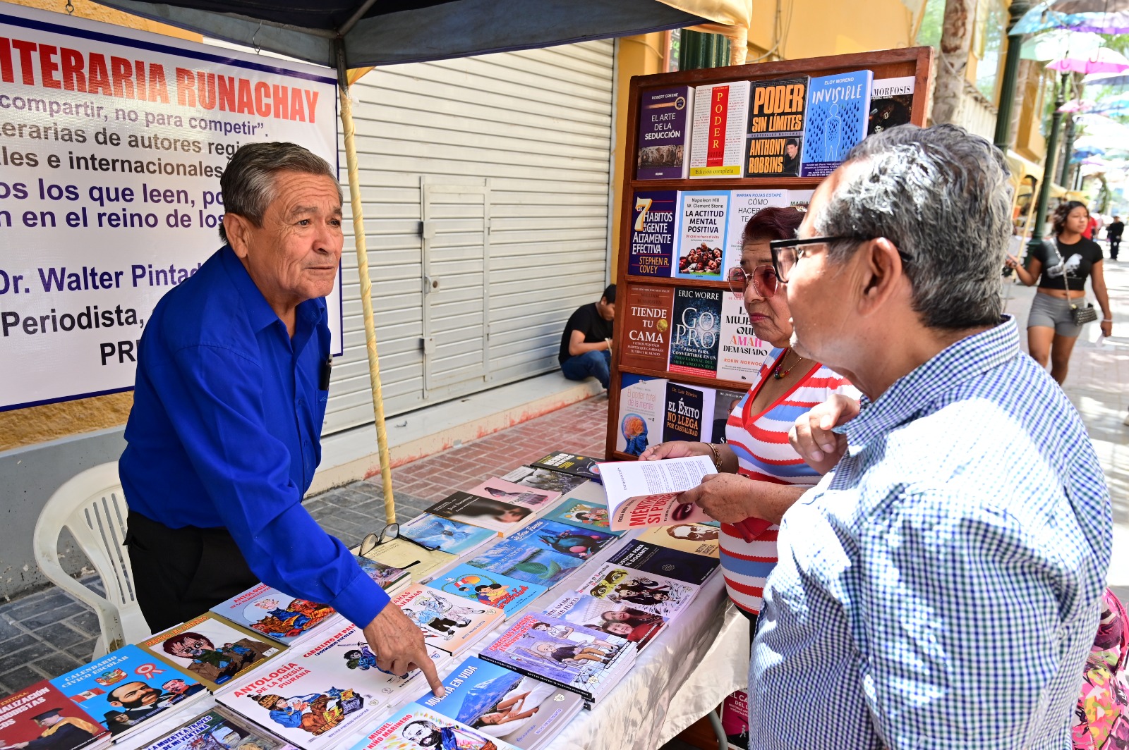 Emprendedor local vendiendo libros en la feria