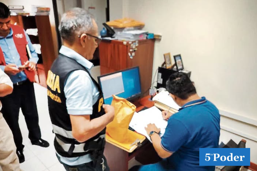 Fiscalía anticorrupción interviene a trabajador fiscal por presunta coima.