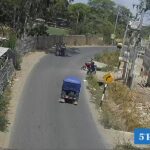 Mototaxista escapa con pertenencias de estudiantes tras dejarlas en restaurante